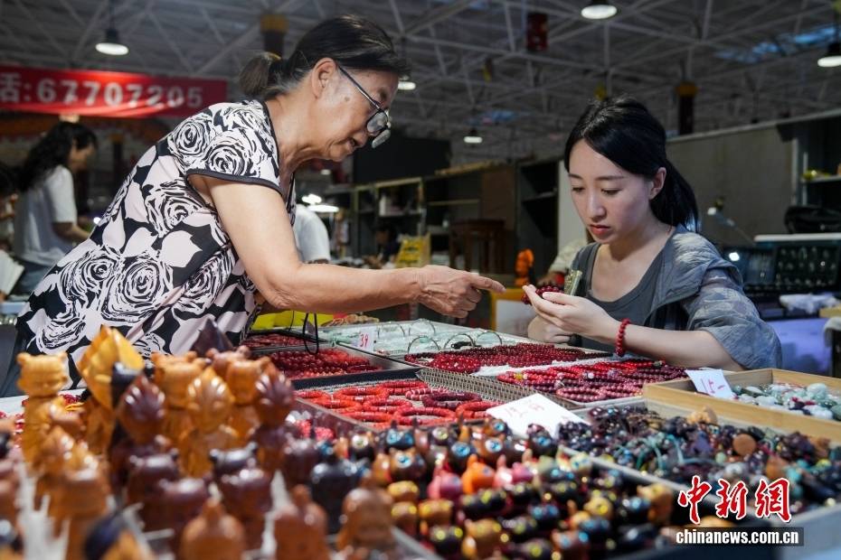 北京潘家园:文化市集受青睐