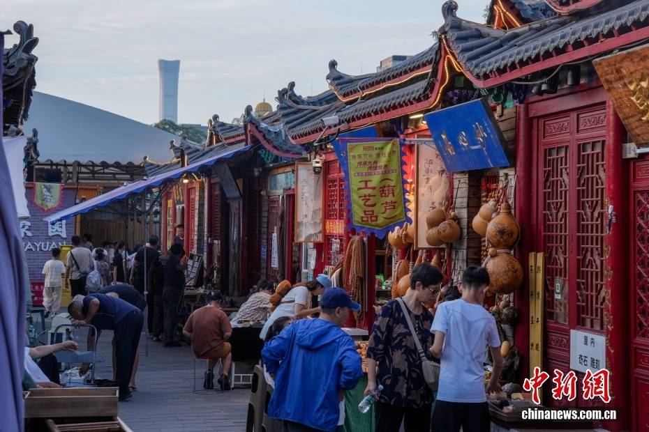 北京潘家园:文化市集受青睐