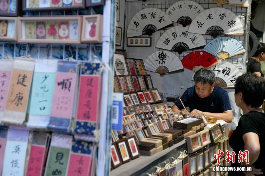 北京潘家园:文化市集受青睐