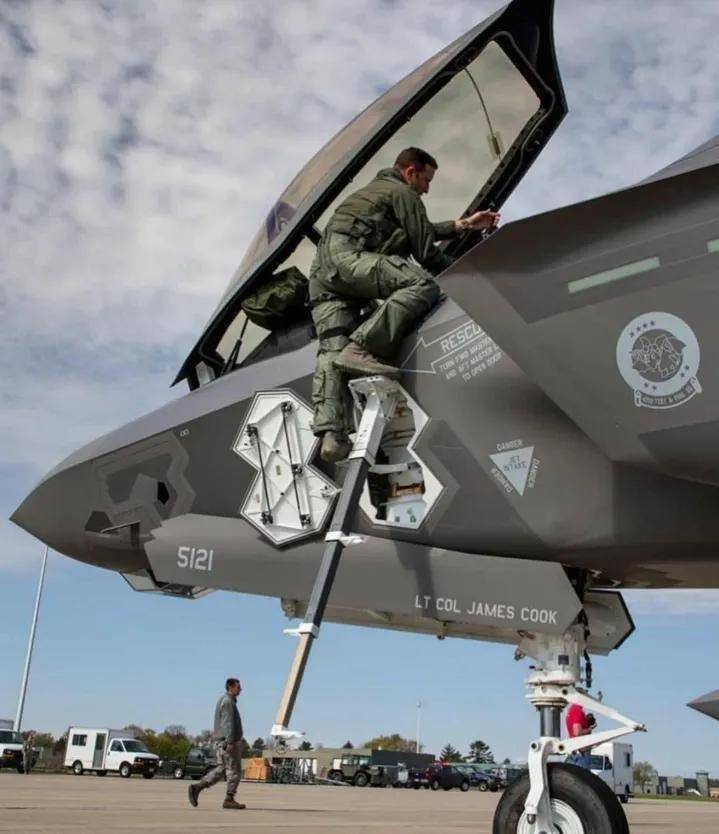央视曝光!歼-35A改用内置登机梯,和F-35的一模一样?