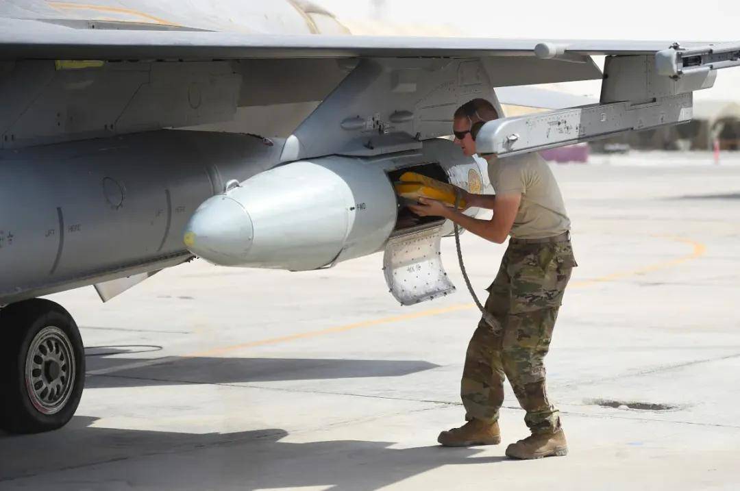 央视曝光!歼-35A改用内置登机梯,和F-35的一模一样?