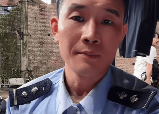 “嘎子谢孟伟”穿警服直播带货,云南警方通报:谢某某(男,36岁,河北雄县人),行政拘留7日