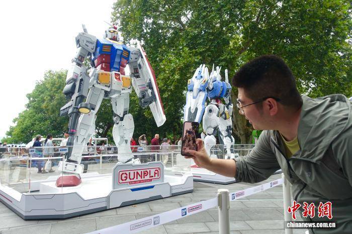 高达模型现身浙江杭州西湖畔 吸引游客打卡