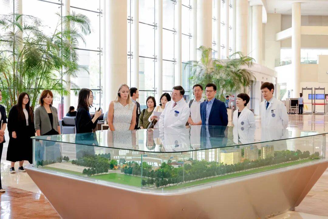 “国际”新闻 | 2025首都国际医学大会国际嘉宾参访北京大学国际医院 共绘全球医学协作新蓝图