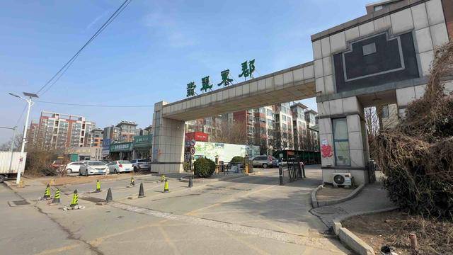 章丘翡翠东郡居民:墙砖脱落砸坏车辆 物业:需动用公共维修基金修理 翡翠东郡社区:排查隐患 督促解决