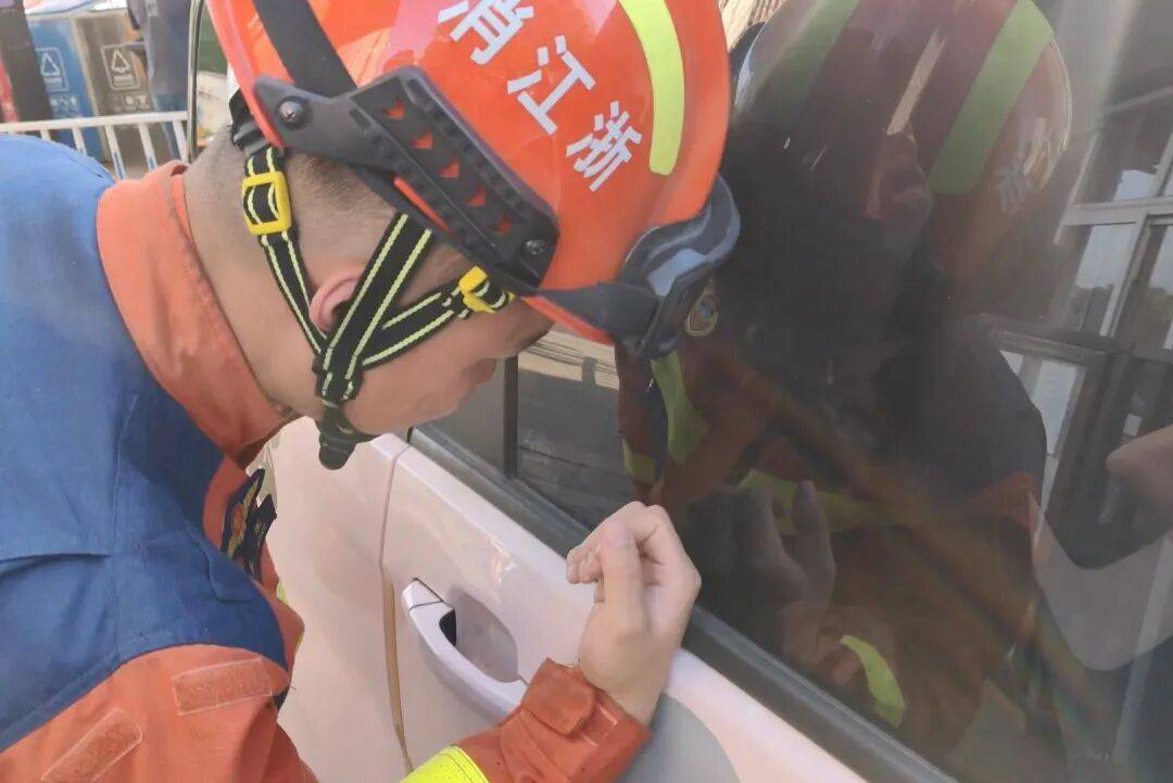 宁波一女子取快递时把2岁孩子独自留在车内,返回时发现车门已被反锁,钥匙也在车内!