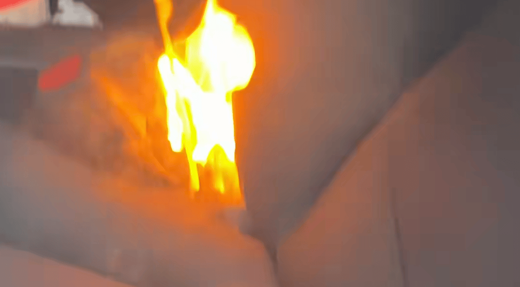 “我屁股底下冒火！”女子驾车时座椅下突然蹿出火苗，蹿至腰部以上位置……上海消防揪出元凶