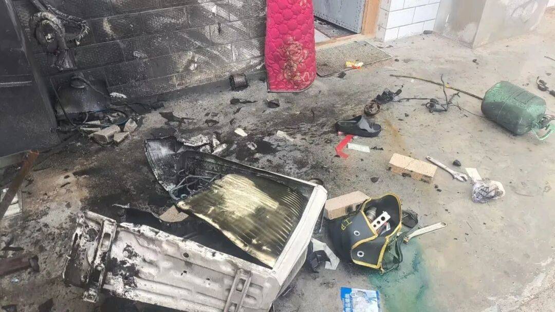 安徽一企业生产的空调在消费者维修时爆炸致三人重伤，家属称电商闭店失联，厂家拒赔
