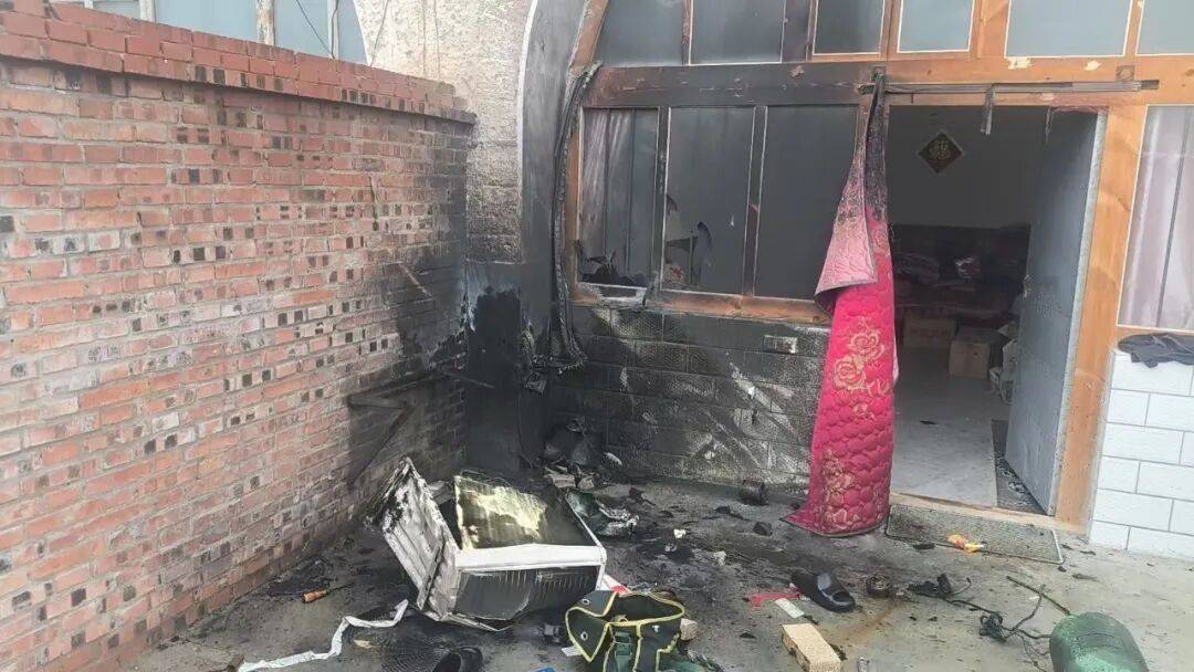 安徽一企业生产的空调在消费者维修时爆炸致三人重伤，家属称电商闭店失联，厂家拒赔