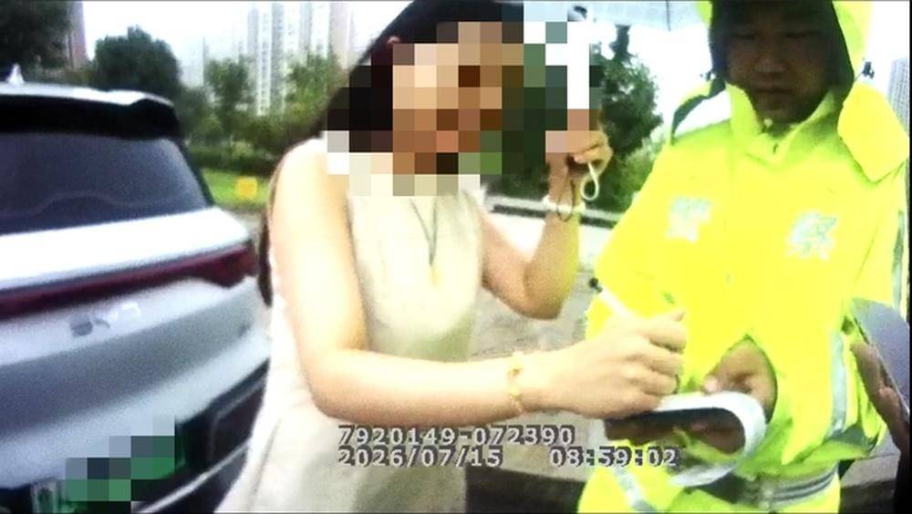 事发济南市莱芜区：同一地点两车同时遮挡号牌，违法人竟是母女
