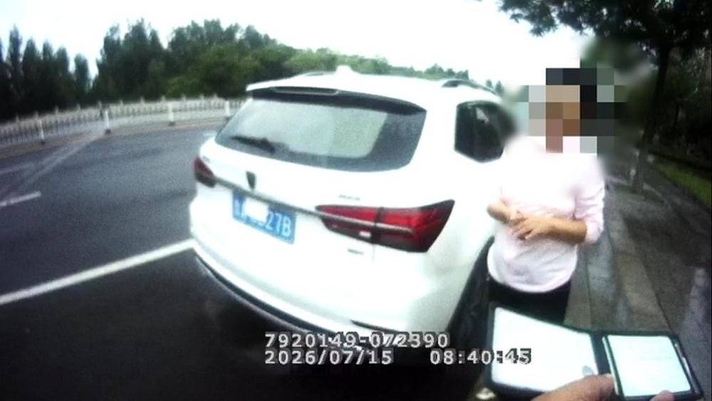 事发济南市莱芜区：同一地点两车同时遮挡号牌，违法人竟是母女