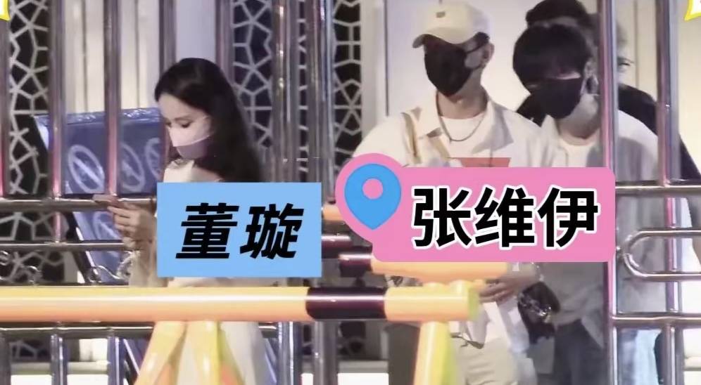 董璇张维伊牵手回家，小酒窝穿短裙腿和妈妈一样细，皮肤却黑一圈