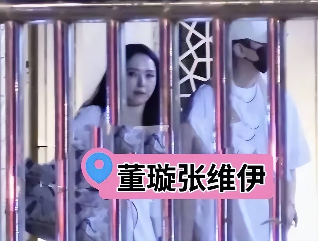 董璇张维伊牵手回家，小酒窝穿短裙腿和妈妈一样细，皮肤却黑一圈