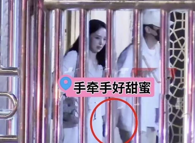 董璇张维伊牵手回家，小酒窝穿短裙腿和妈妈一样细，皮肤却黑一圈