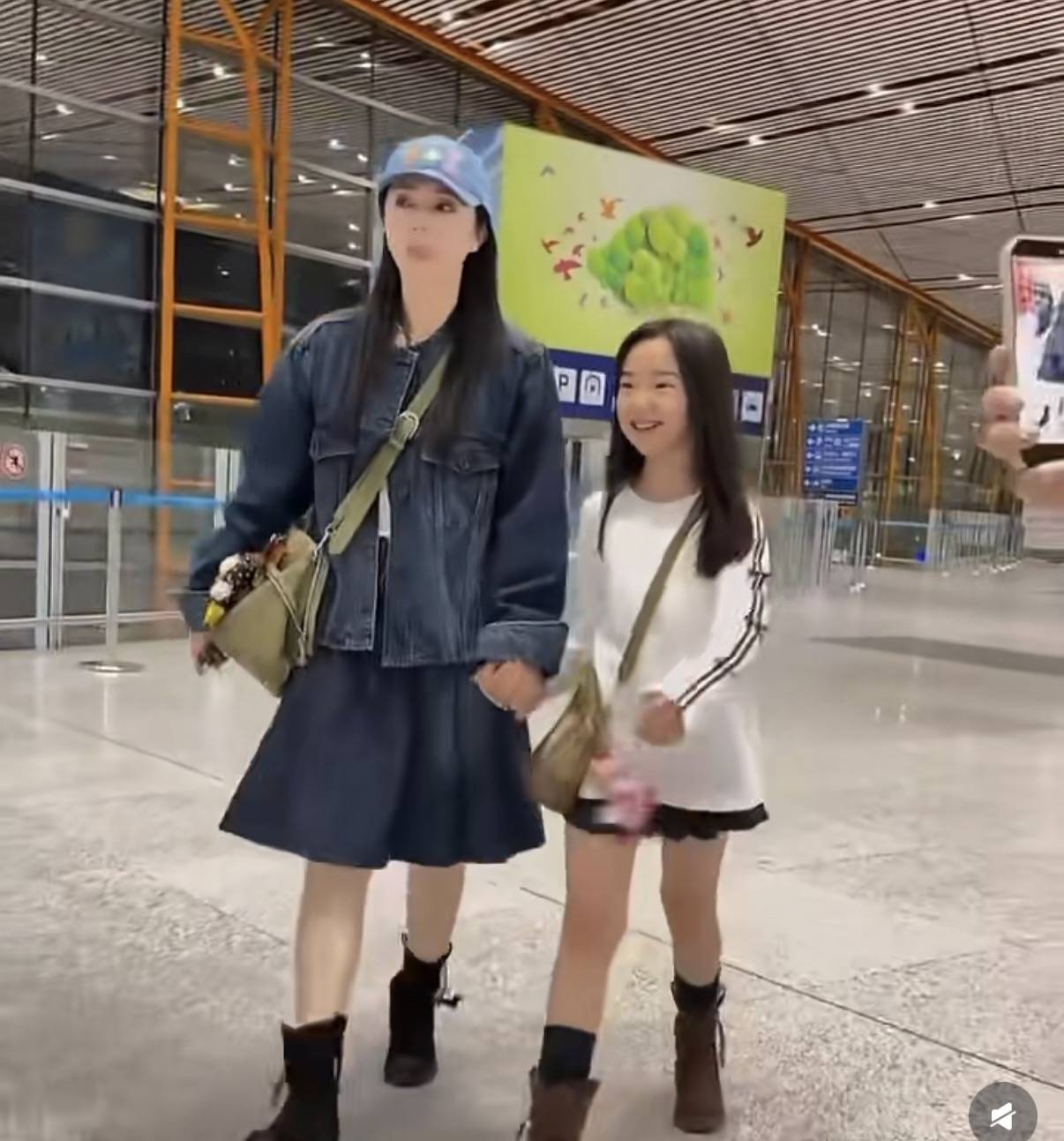 董璇张维伊牵手回家，小酒窝穿短裙腿和妈妈一样细，皮肤却黑一圈