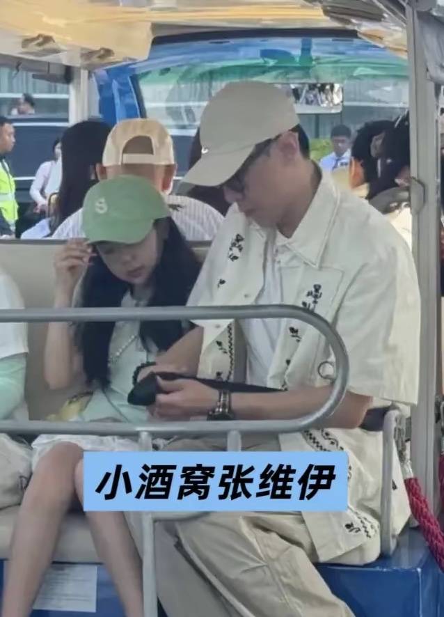 董璇张维伊牵手回家，小酒窝穿短裙腿和妈妈一样细，皮肤却黑一圈